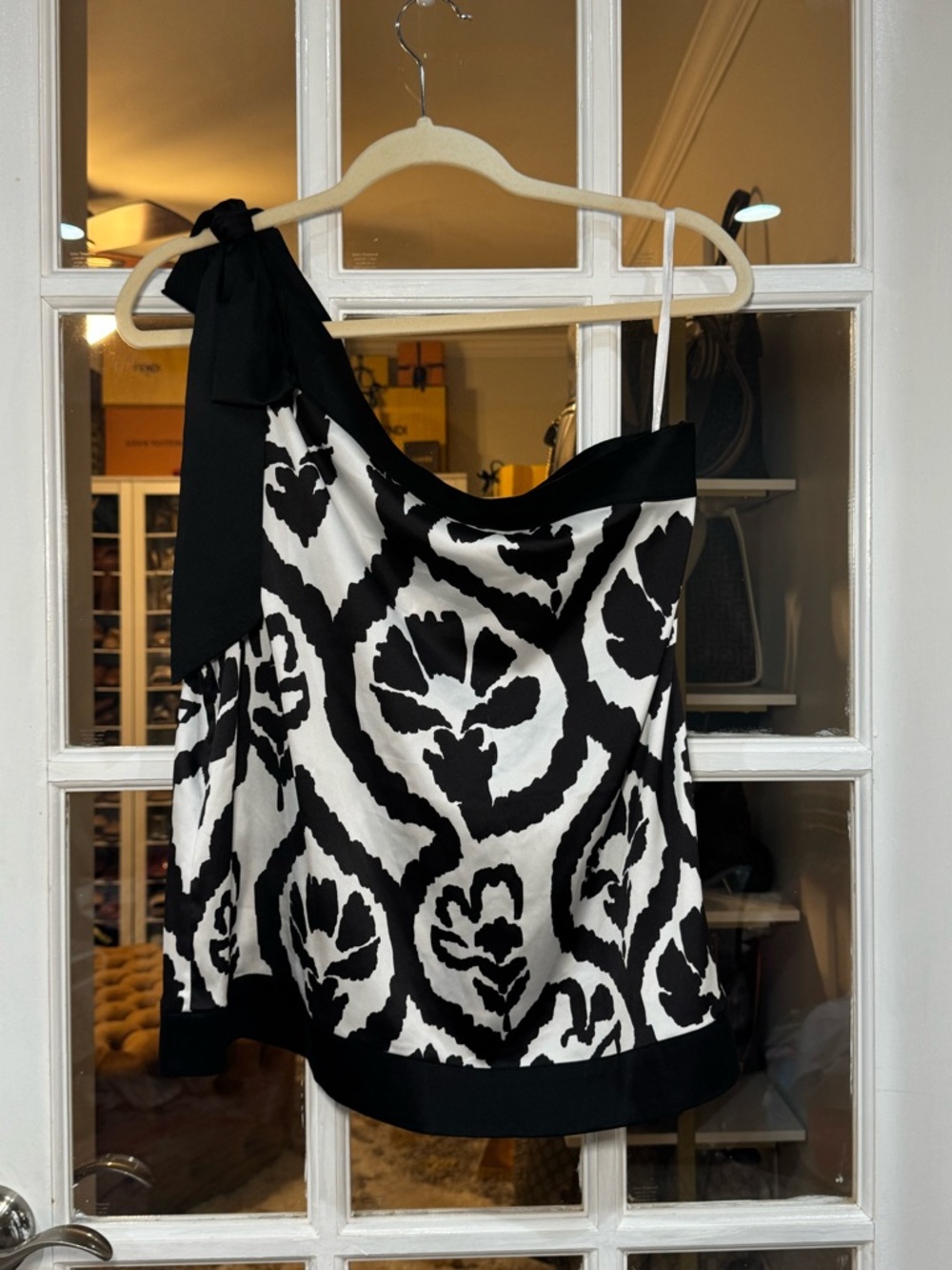 🖤🤍 White House Black Market Black and White One-Shoulder Floral Top Satin - Picture 6 of 9